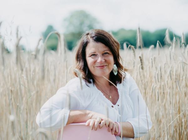 Simone Abelmann im Kornfeld Simone Abelmann im Kornfeld